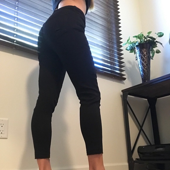 ⤵️ 2 left!! Black Distressed Cropped Jeans - Picture 6 of 8